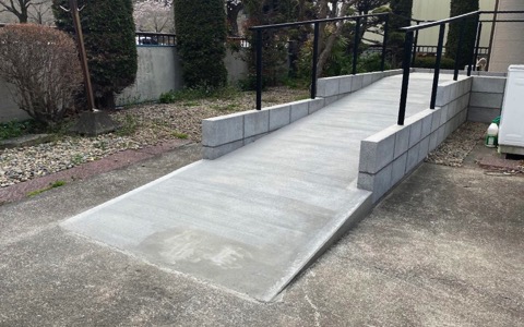 電動車いすを想定したやや急なスロープ（傾斜角：1/10.6）