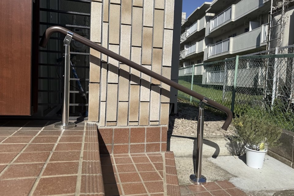 あなたに合わせた「道路から玄関ポーチまで」つながる手すり