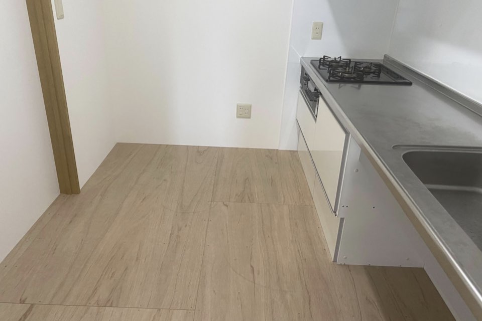 システムキッチンを取り替えることなく、キッチン高さを6cm下げる