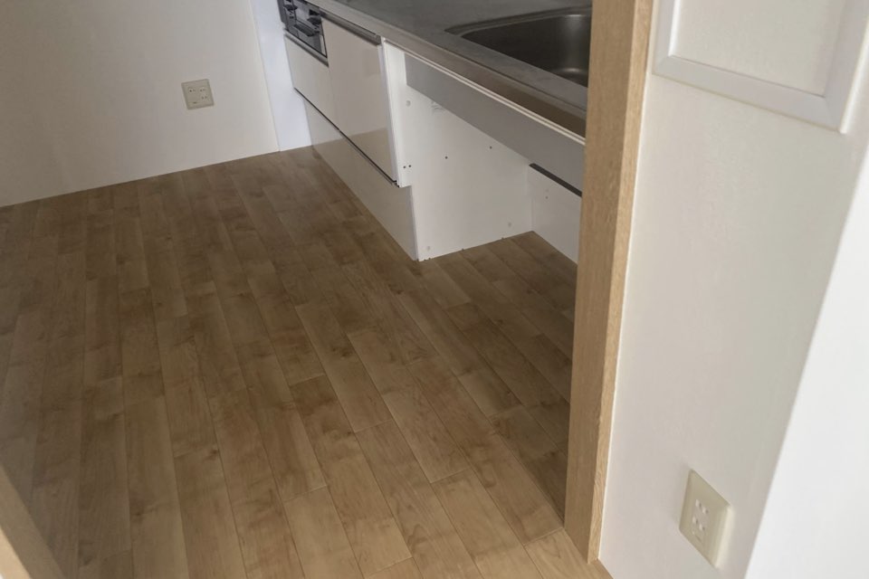 システムキッチンを取り替えることなく、キッチン高さを6cm下げる