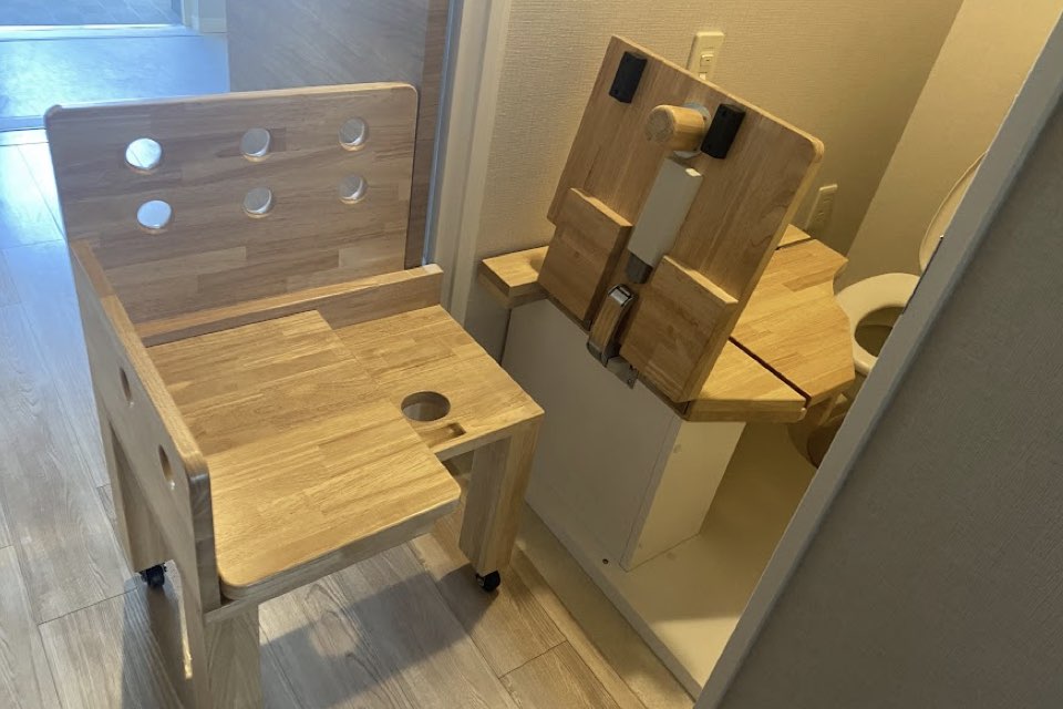 車いすから便器まで「横すべりで移乗できる」跳ね上げ式トイレ台