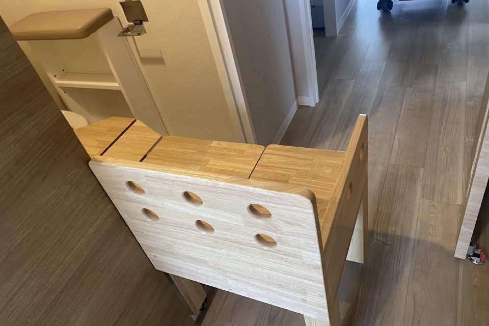 車いすから便器まで「横すべりで移乗できる」跳ね上げ式トイレ台