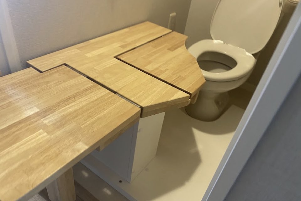 車いすから便器まで「横すべりで移乗できる」跳ね上げ式トイレ台