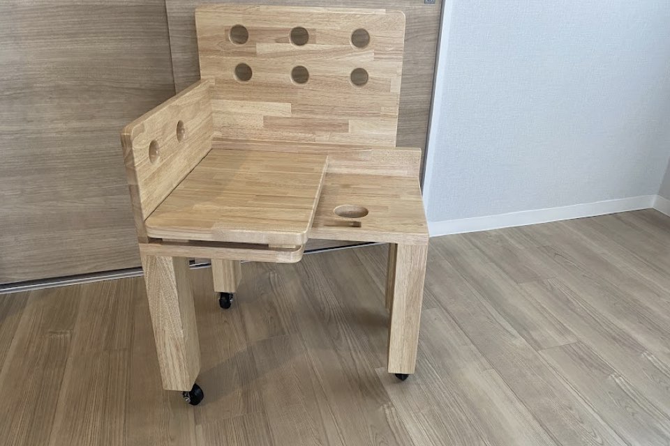 車いすから便器まで「横すべりで移乗できる」跳ね上げ式トイレ台