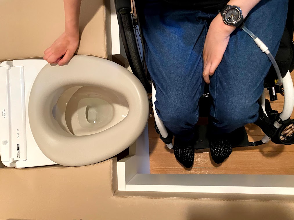 「車いす前輪がぶつからないようにトイレ台を修正
