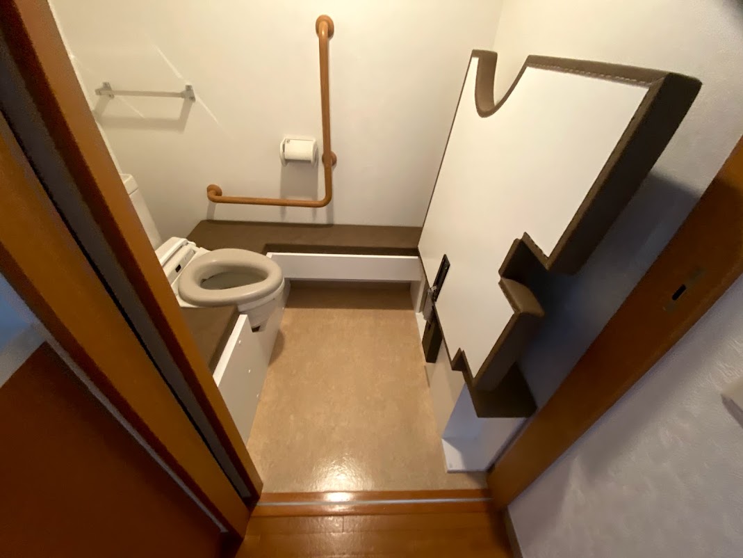 横向きトイレを、アクセシブルな跳ね上げ式トイレ台で高床に