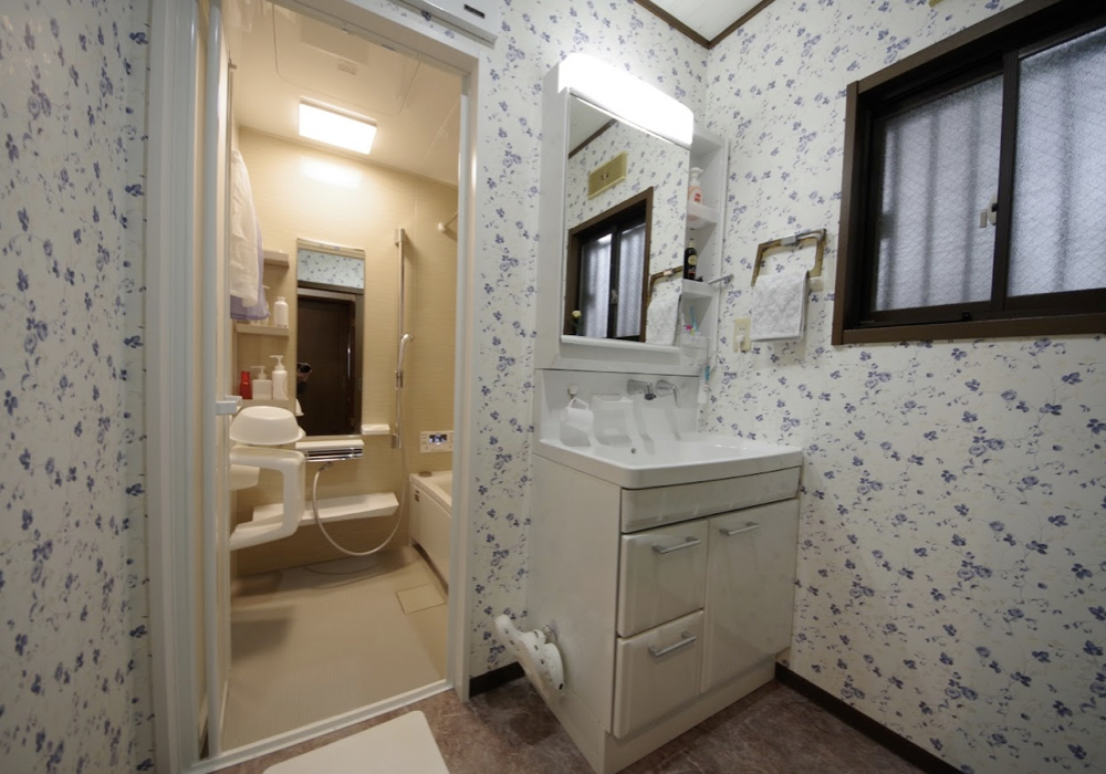 壁に掛ける収納で水回りを快適に：洗面室