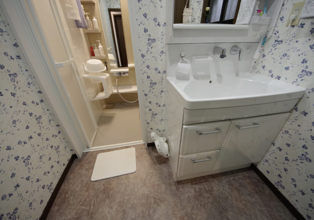 壁に掛ける収納で水回りを快適に：浴室