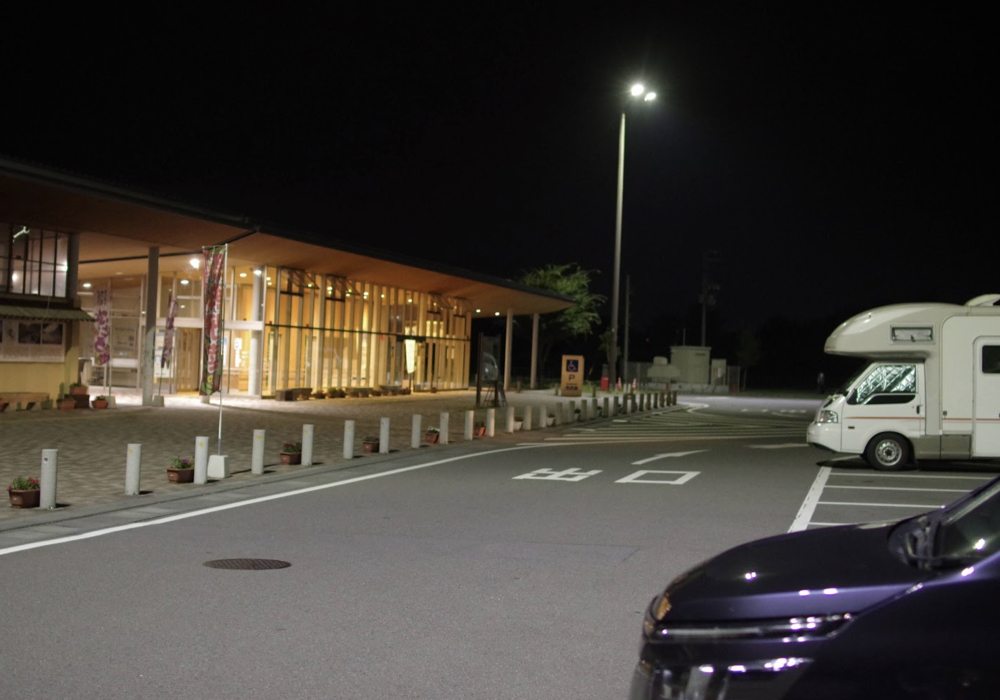 「上田 道と川の駅」深夜の道の駅で