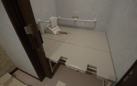 洗面室脇の2帖のスペースを、典型的なお座敷トイレに