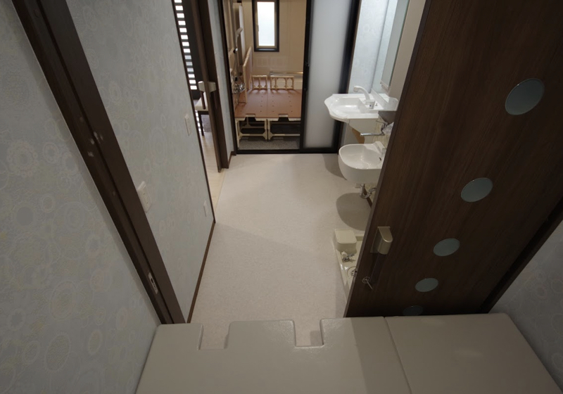 洗面室脇の2帖のスペースを、典型的なお座敷トイレ