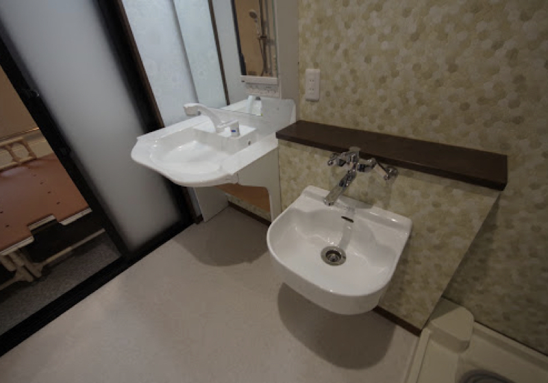 洗面室脇の2帖のスペースを、典型的なお座敷トイレ