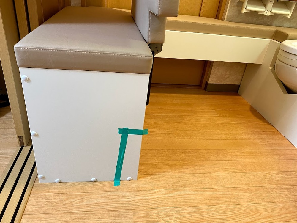 片手で持ち上がる、アクセシブルな跳ね上げ式トイレ台