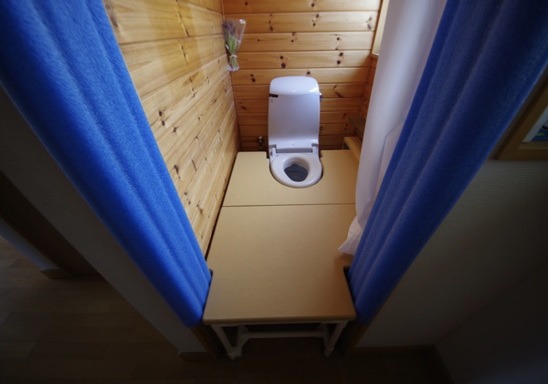 1帖のトイレをお座敷トイレにして、廊下から横付け移乗する