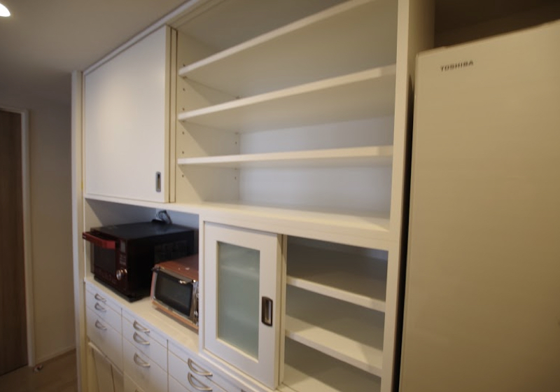 壁に溶け込み主張しない間口179cmの食器棚