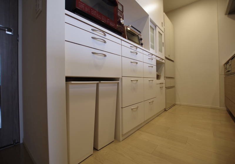 壁に溶け込み主張しない間口179cmの食器棚