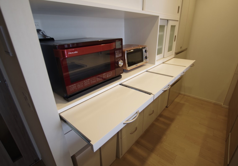 壁に溶け込み主張しない間口179cmの食器棚