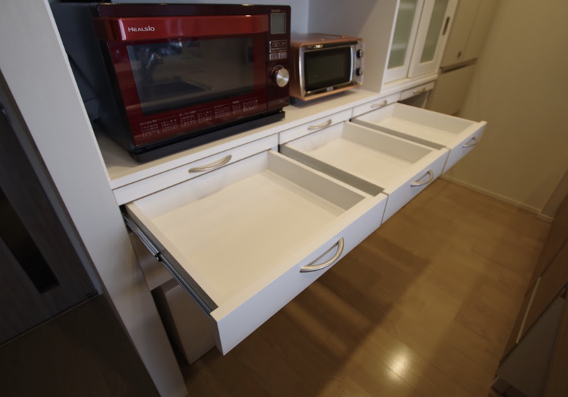 壁に溶け込み主張しない間口179cmの食器棚