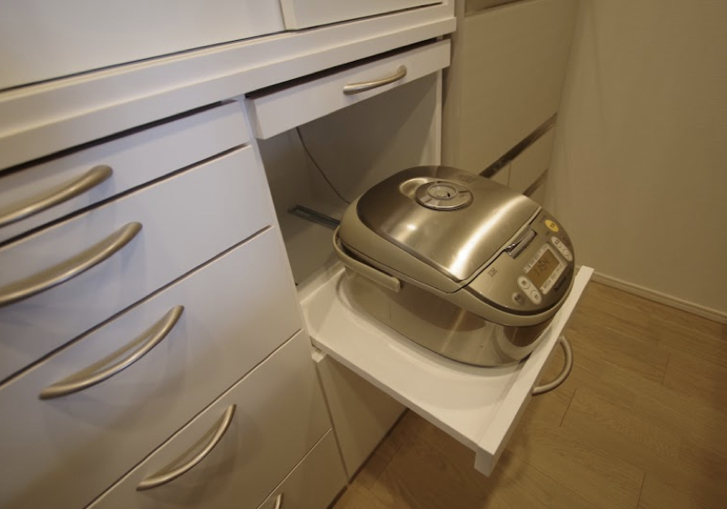 壁に溶け込み主張しない間口179cmの食器棚