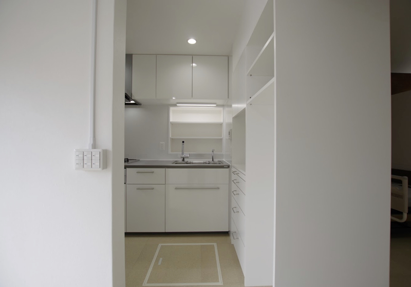 「兼ねること」でコンパクトに（2）両面使いの食器棚