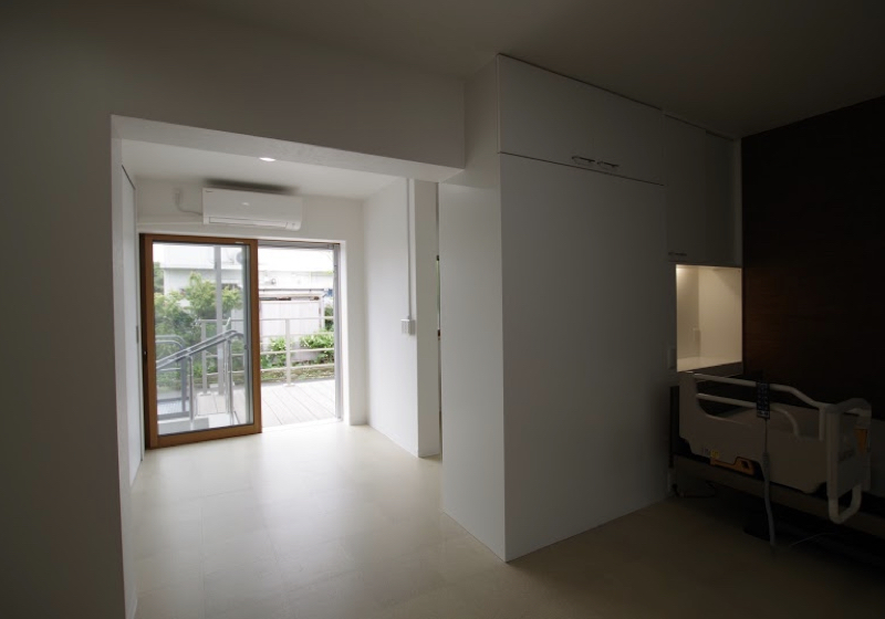 「兼ねること」でコンパクトに（2）両面使いの食器棚