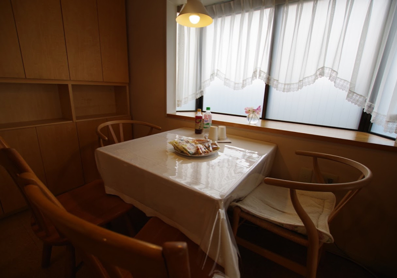 1/3世紀を迎えて住まいを再考する（2）テーブル、キッチン、ソファーが形作る三角形