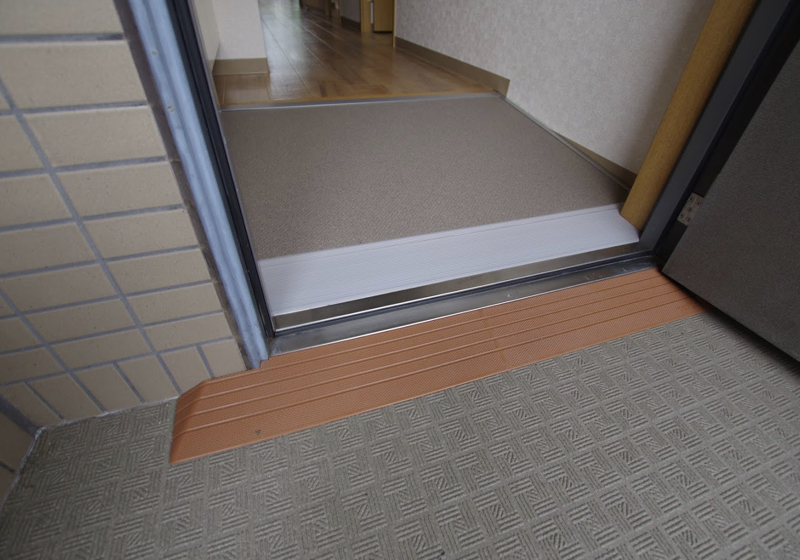 マンション玄関ドアの敷居段差（2）3cmの段差