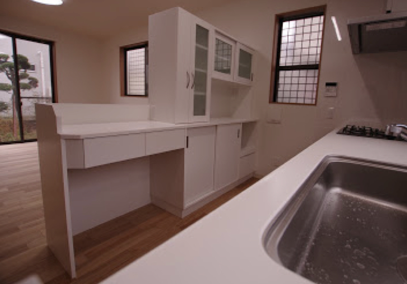 キッチンを隠しきらない 間仕切型の造り付け食器棚 9373 アニティデザイン