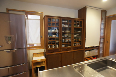 手持ちの食器棚に機能を追加する、造り付け食器棚