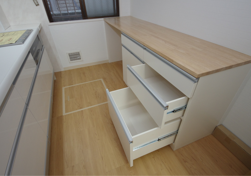 高齢ご夫婦のキッチンリフォーム、シンプルで使いやすい食器棚