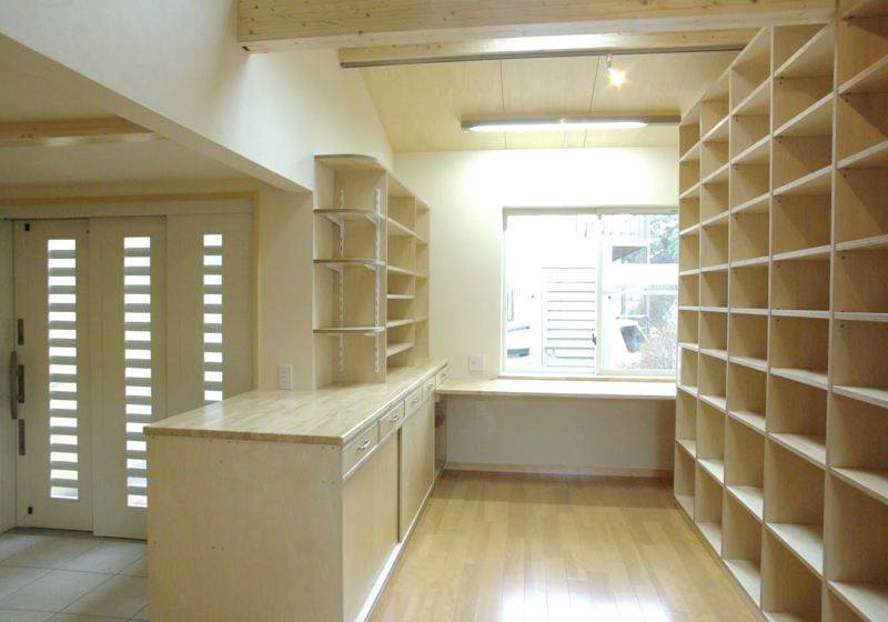 増築した書斎の、壁一面の本棚