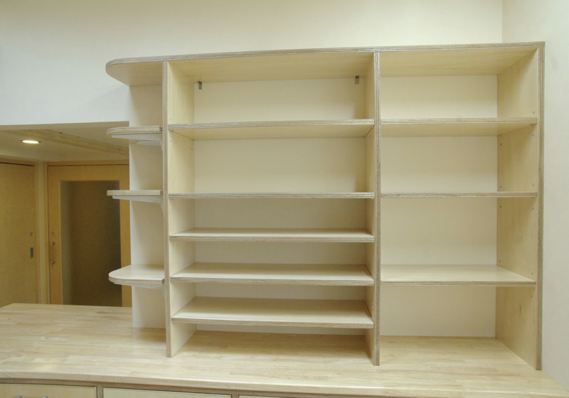 段増築した書斎の、壁一面の本棚