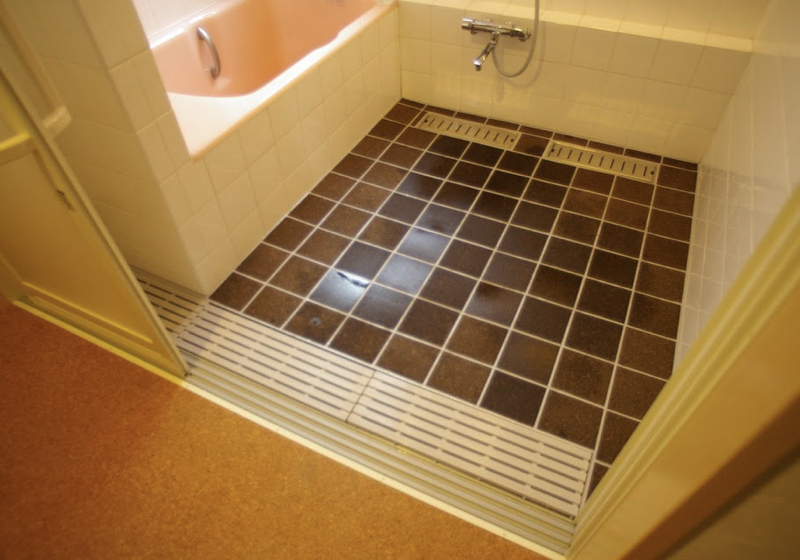 介助しやすく安全に入浴できる コルク床の浴室 9557 アニティデザイン