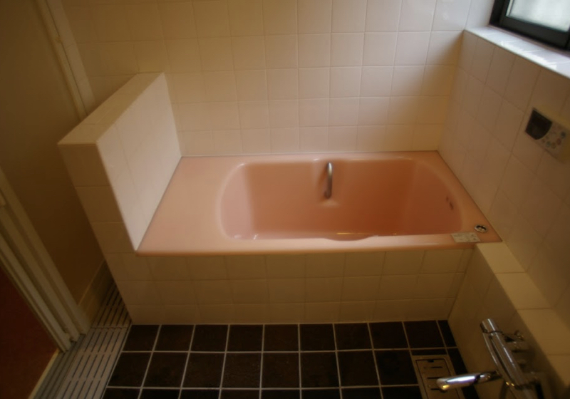 介助しやすく安全に入浴できる、コルク床の浴室