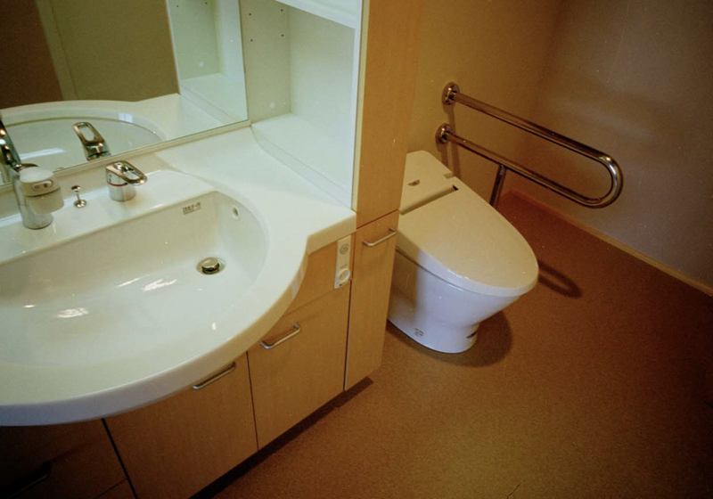 狭いトイレは、洗面室と一緒にすれば広くなる