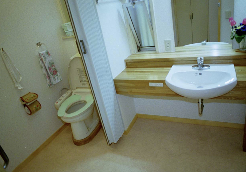 狭いトイレは、洗面室と一緒にすれば広くなる