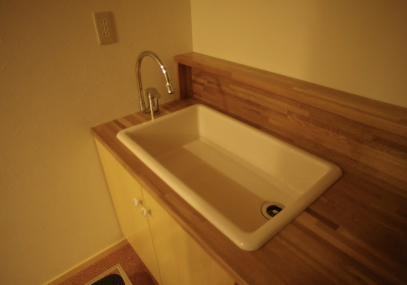 ベッドにもなる木製の洗面カウンター