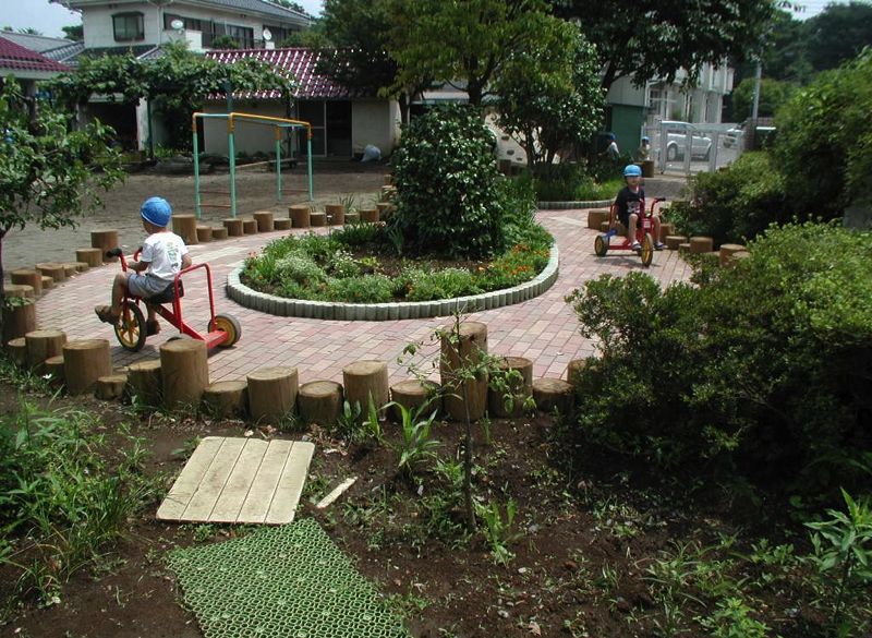 三輪車のサーキット、雨上がりの保育園の園庭