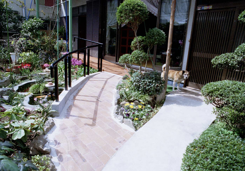 手入れの行き届いた美しい庭と レンガのスロープ 9622 アニティデザイン