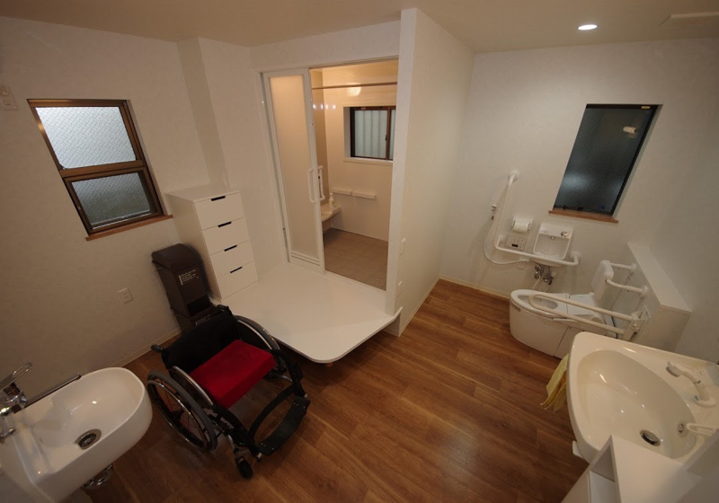 トイレ脇の入浴台から入る、浴槽のないユニットバス