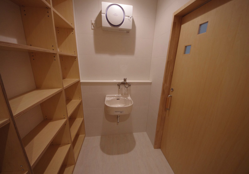 「便器の正面からまたがる」バリアフリーなトイレ