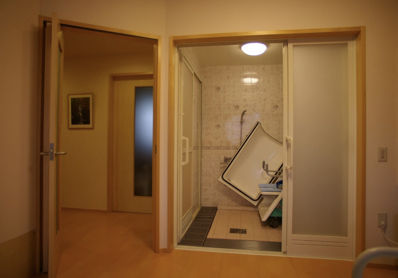 「座位で入浴する可搬式浴槽」のシャワー室
