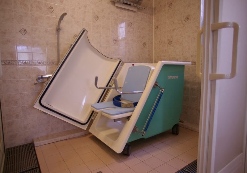 「座位で入浴する可搬式浴槽」のシャワー室