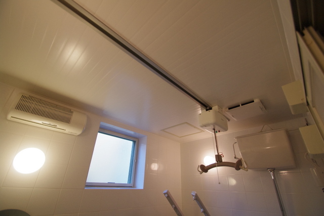 「シャワー浴ができ、天井リフトも付いた、多機能、多目的な洗面室