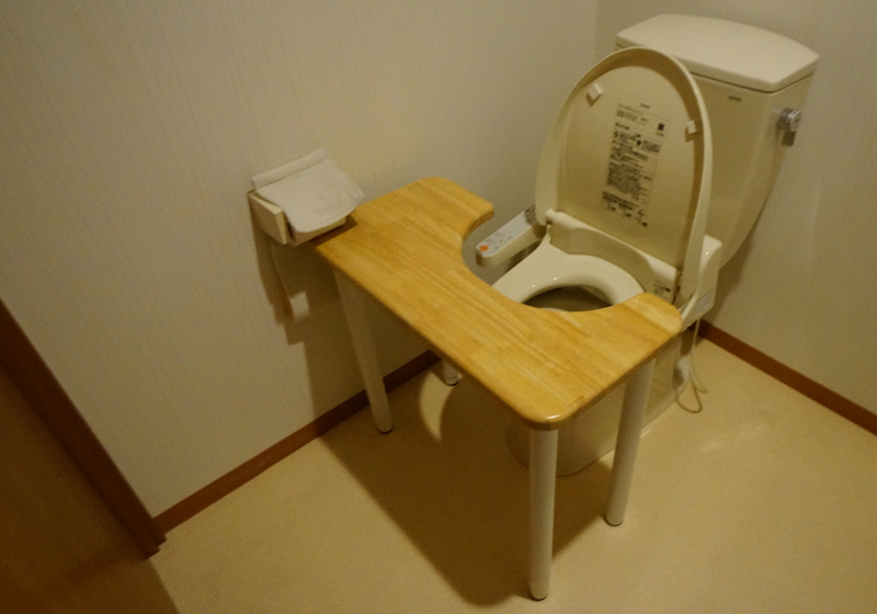 子どものトイレトレーニングのための「トイレ机」