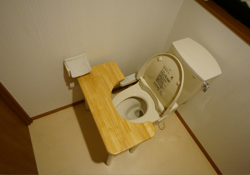 子どものトイレトレーニングのための「トイレ机」