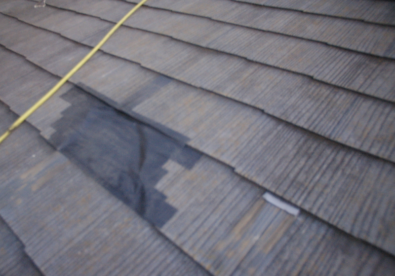 コロニアル葺き屋根に、ガルバリウム鋼板を重ね葺き