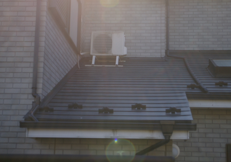 コロニアル葺き屋根に、ガルバリウム鋼板を重ね葺き
