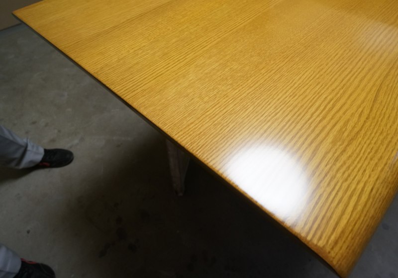 タモ無垢材のテーブルの再塗装 - 刷毛引きではなく吹付け塗装で