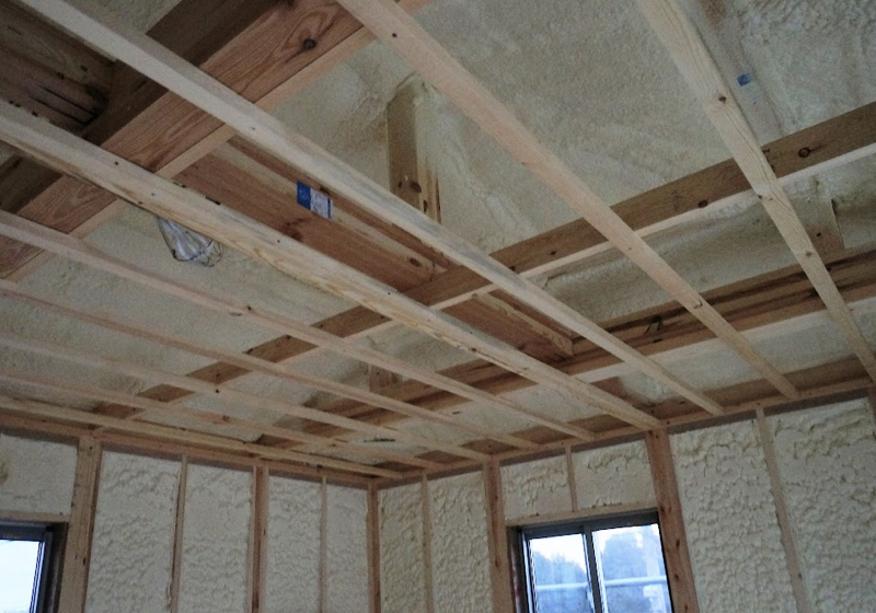 屋根裏の断熱吹付け工事の後に、天井下地を組む